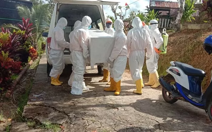 DIMAKAMKAN: Prosesi pemakaman di TPU Tanjung Selor terhadeap pasein Covid-19 yang meninggal dunia dengan tetap terapkan protokol kesehatan.