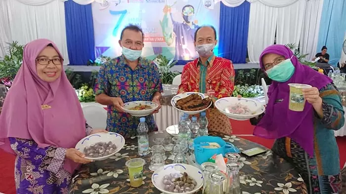 HARKANAS: Kepala DKP Kaltara, Syahrullah didampingi Kepala DPKP Kaltara Wahyuni Nuzband menunjukkan hasil olahan ikan Kaltara pada peringatan Harkanas ke-7, Kamis (26/11).