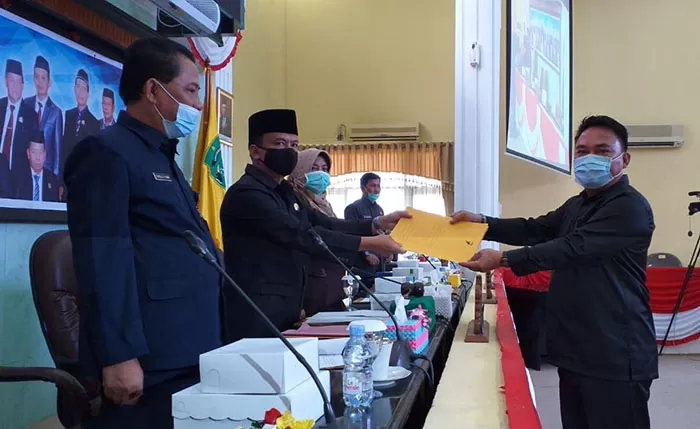 PEMETAAN WILAYAH: Perwakilan Fraksi Hanura, Tasa Gung menyerahkan dokumen pandangan umum kepada pimpinan sidang DPRD Bulungan baru-baru ini.