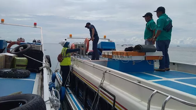 UJI PETIK: Petugas KSOP Tarakan saat melakukan uji petik pada kapal penumpang di Pelabuhan Tengkayu I Tarakan, Sabtu (28/11).