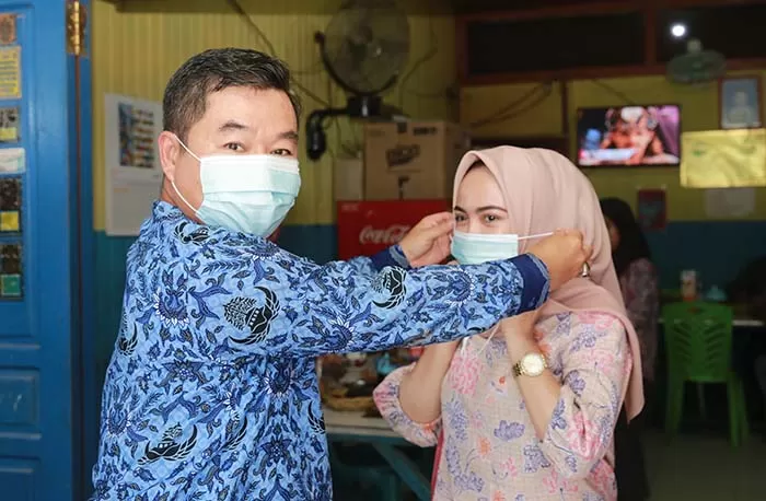 PROTOKOL KESEHATAN : Pjs Gubernur Kaltara, Teguh Setyabudi saat membagikan masker secara gratis kepada warga Kaltara, Minggu (29/11) siang.