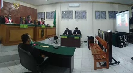 DIVONIS 16 TAHUN: Oknum polisi Maluku, Mario Attihuta tampak tegar usai mendengar putusan dari Majelis Hakim di Pengadilan Negeri Tarakan, Rabu(2/12).