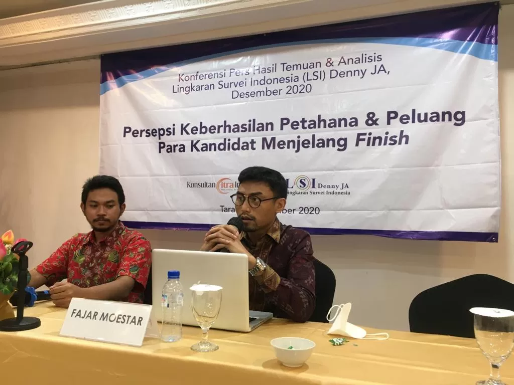 RILIS HASIL SURVEI: Peneliti LSI Denny JA, Fajar Moestar (kanan) merilis hasil Survei KCI–LSI Denny JA di salah satu hotel di Tarakan, kemarin (2/12).