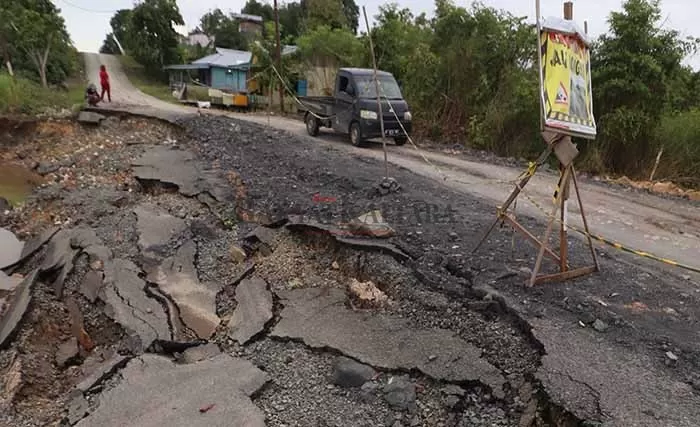 MEMPRIHATINKAN : Kondisi jalan aspal Desa Tengkapak, Tanjung Selor kondisinya memprihatinkan, longsoran aspal semakin melebar (2/12).