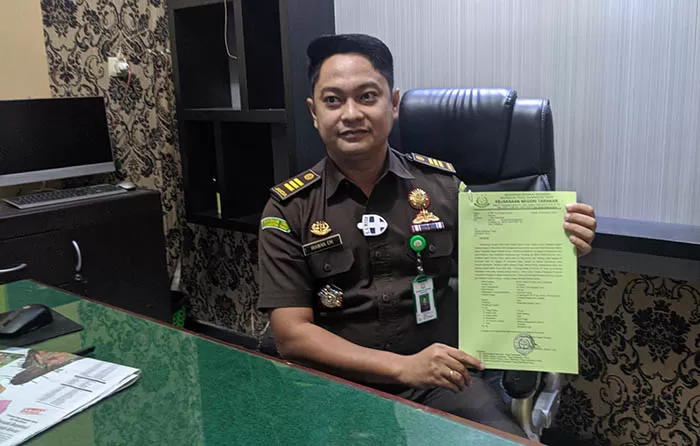 TINDAK PIDANA PEMILU. Kasi Intelijen Kejaksaan Negeri Tarakan, Irawan menunjukan surat penetapan DPO, Moes Santoso, Senin (7/12).