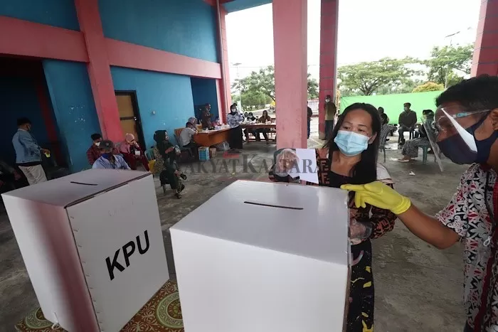 GUNAKAN HAK PILIH: Warga Tanjung Selor memberikan hak suaranya pada Pilkada 9 Desember lalu.