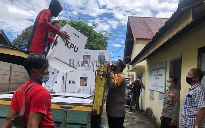 PASCA PENGHITUNGAN: Kapolres Tarakan AKBP Fillol Praja Arthadira (tengah) meninjau pergeseran kotak suara dari kecamatan sebelum dibawa ke gudang KPU Tarakan, Minggu (13/12).