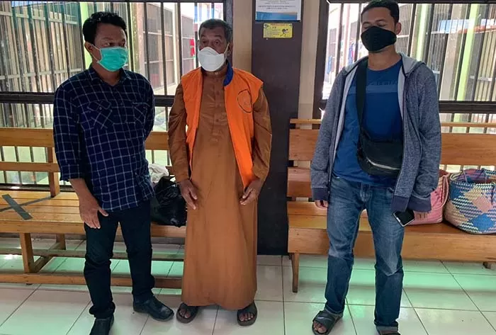 SIANIDA: Tersangka MU (tengah) saat diamankan personel Polda Kaltara di Kabupaten Bogor, Jawa Barat pada 3 Desember lalu. Kini tersangka sudah mendekam di Rutan Polres Bulungan.
