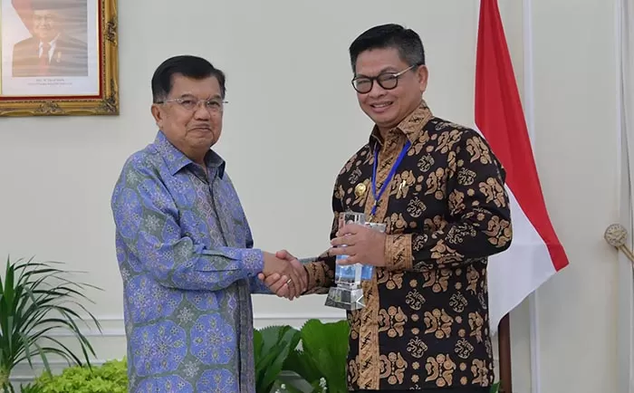 INOVASI: Gubernur Kaltara, Dr H Irianto Lambrie saat menerima trofi Top 45 KIPP 2019 untuk program Sipelandukilat dari Wapres HM Jusuf Kalla.