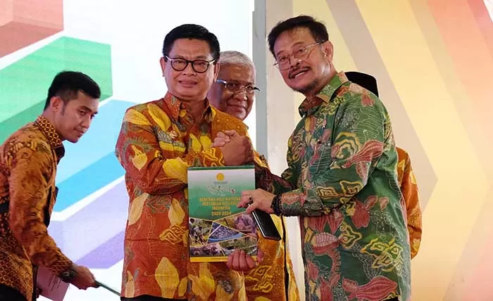 SINERGI: Gubernur Kaltara, Dr H Irianto Lambrie bersama Mentan Syahrul Yasin Limpo usai penandatanganan MoU program Pertanian Keluarga di sela-sela puncak peringatan Hari Pangan Sedunia di Konawe Selatan, Sulawesi Tenggara, tahun lalu.