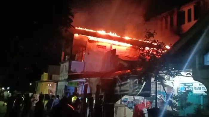 KOBARAN API: Kebakaran yang menghanguskan rumah berlantai dua di Kelurahan Karang Anyar Pantai, tadi malam (18/12).
