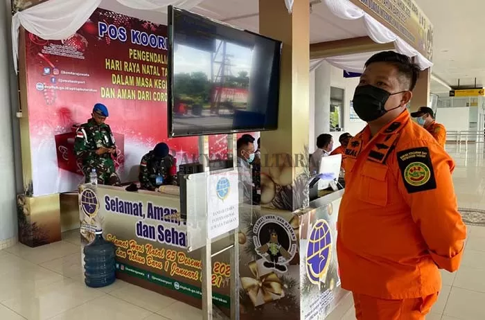 SIAGA NATARU: Personel Basarnas Tarakan saat melakukan pemantauan Natal dan Tahun Baru di Bandara Juwata Tarakan, Minggu (20/12).