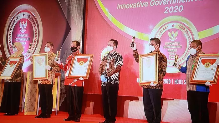 INOVATIF: Gubernur Kaltara, Dr H Irianto Lambrie saat menerima trofi dan piagam penghargaan sebagai Provinsi ‘Sangat Inovatif’ pada ajang IGA 2020, Jumat (18/12).
