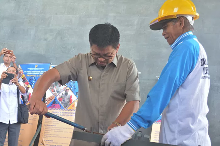 PELATIHAN PEKERJA: Gubernur Kaltara Irianto Lambrie, melakukan praktik pelaksanaan pembangunan, saat membuka kegiatan pelatihan pekerja di Kaltara, beberapa waktu lalu.