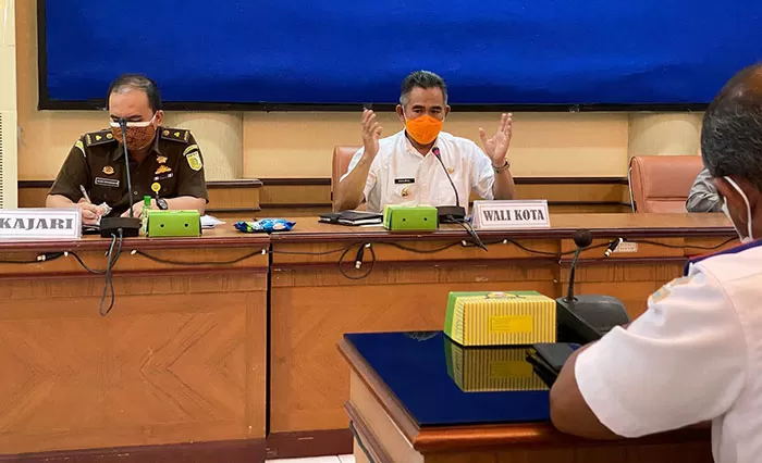 RAPAT KOORDINASI: Wali Kota Tarakan memimpin rapat penanggulangan Covid-19 di Ruang Imbaya  (23/12).