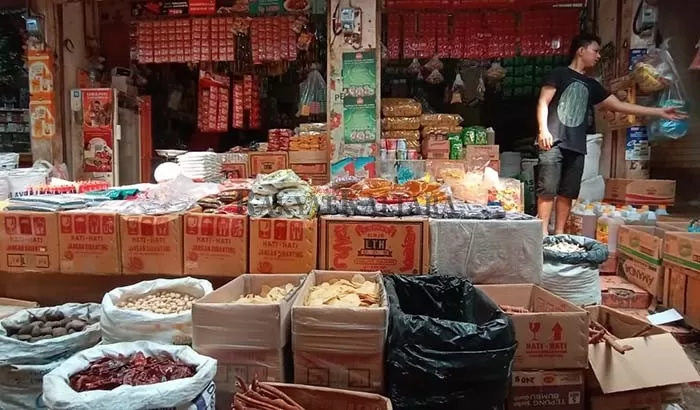 BAHAN POKOK: Harga kebutuhan bahan pokok di Pasar Gusher masih normal jelang Natal dan Tahun Baru, hasil pantauan Rabu (23/12). (SEPTIAN/HRK)