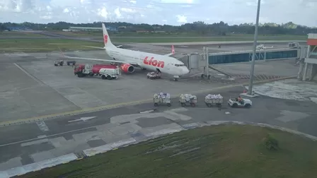 LIBUR NATARU: Pesawat Lion Air saat mendarat di Bandara Juwata Tarakan, Sabtu (26/12).