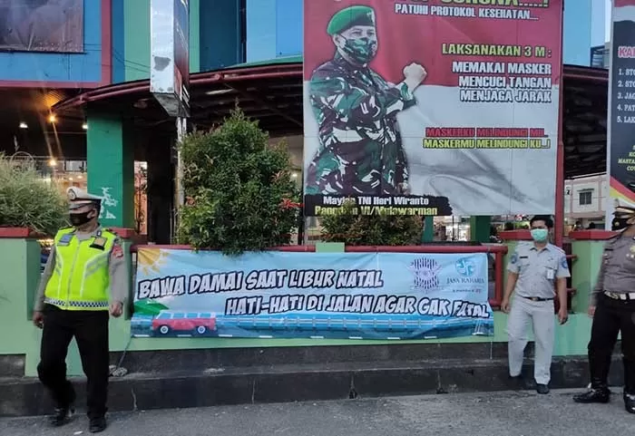 SPANDUK IMBAUAN : Satlantas Polres Tarakan bersama Jasa Raharja memberi imbauan kepada pengendara jelang Tahun Baru, Senin (28/12).