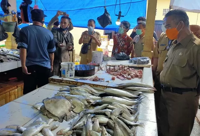 SIDAK PASAR: Wali Kota Tarakan Khairul memantau harga kebutuhan pokok di Pasar Tenguyun, Selasa (29/12).