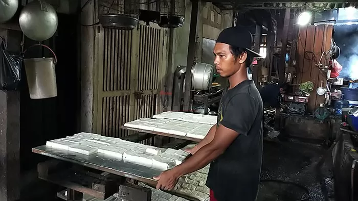 HARGA KEDELAI NAIK: Karyawan sedang membungkus tempe di Tanjung Selor, Senin (4/1). Kenaikan harga kedelai tidak mempengaruhi produksi tahu dan tempe di produsen Tanjung Selor.