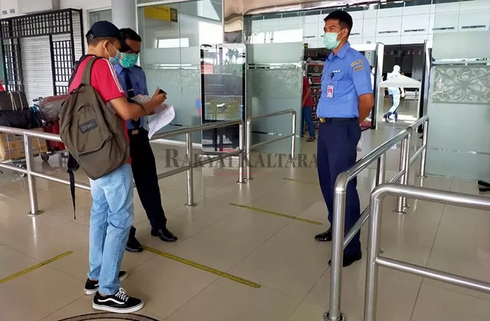 PERIKSA TIKET: Petugas Avsec memeriksa tiket penumpang yang akan masuk ke terminal keberangkatan Bandara Juwata Tarakan.