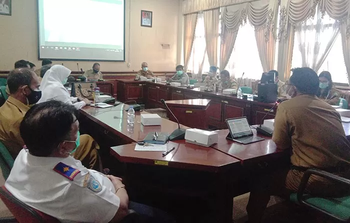 RAPAT STAF: Jajaran Kepala OPD Pemkab Bulungan mengadakan rapat di Kantor Bupati dipimpin Sekda Bulungan Syafril, Selasa (5/1).