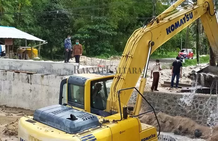 MASIH PENGERJAAN: Alat berat membantu pembangunan jembatan di depan Bandar Udara Juwata Tarakan.