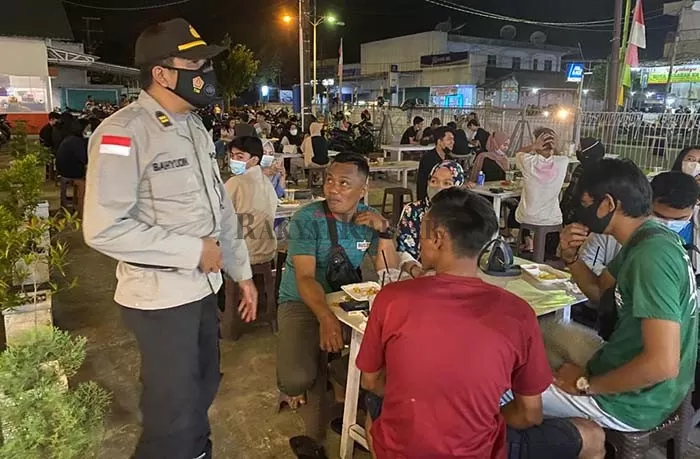 TAK PATUHI PROKES: Pihak kepolisian melakukan Operasi Yustisi dibeberapa rumah makan di Kecamatan Tarakan Timur, Senin (11/1) malam.