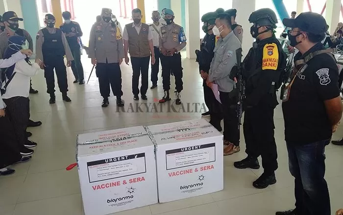 DIKAWAL KETAT: Pendistribusian 4.600 dosisi vaksin yang menjadi jatah Kota Tarakan, mendapat pengawalan ketat aparat kepolisian saat tiba di Pelabuhan Tengkayu I, Rabu (13/1).
