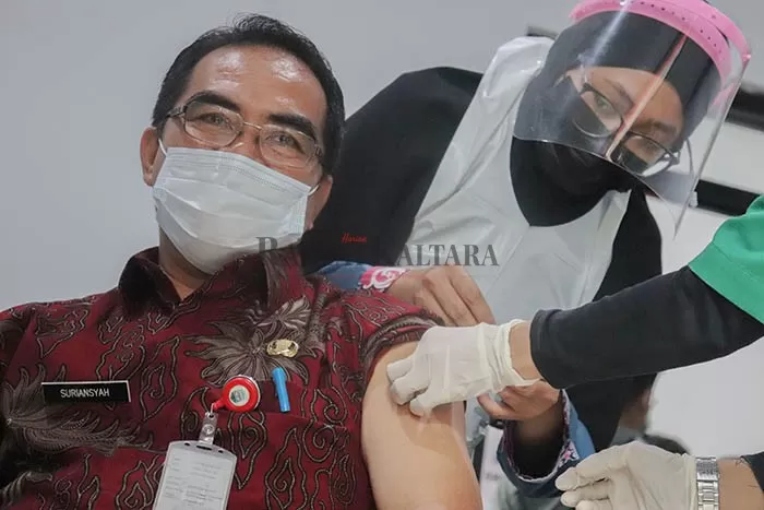 VAKSINASI: Sekretaris Provinsi Kaltara Suriansyah saat disuntikkan vaksin Covid-19 di Puskesmas Tanjung Selor, Kamis (14/1).