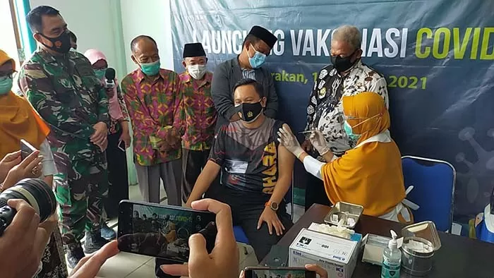 PENERIMA VAKSIN: Kapolres Tarakan AKBP Fillol Praja Arthadira divaksin oleh petugas kesehatan dan menjadi penerima pertama suntikan vaksin Sinovac.