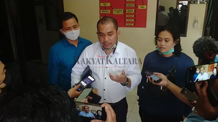 LAPOR POLISI: Muklis Ramlan (kemeja putih) usai membuat laporan pengaduan ke Polres Tarakan atas dugaan kelalaian pihak RSUD Tarakan, Jumat (15/1).