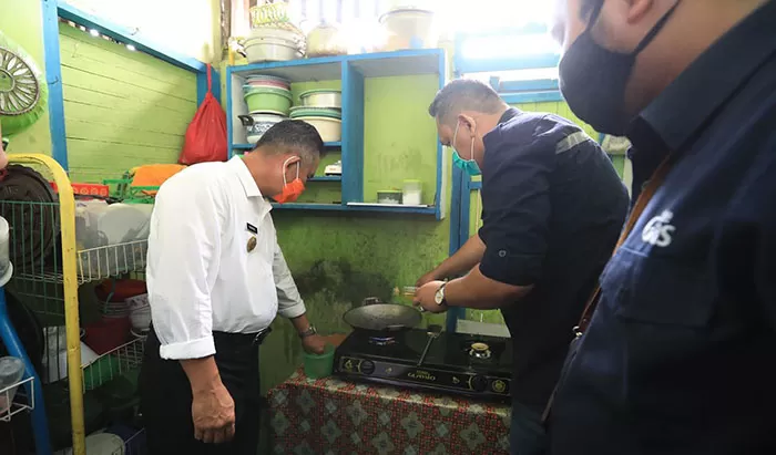 GAS ON: Wali Kota Tarakan Khairul (kemeja putih) melakukan gas in di rumah warga di Jalan Agathis Kelurahan Karang Harapan, pada 11 November 2020 lalu.