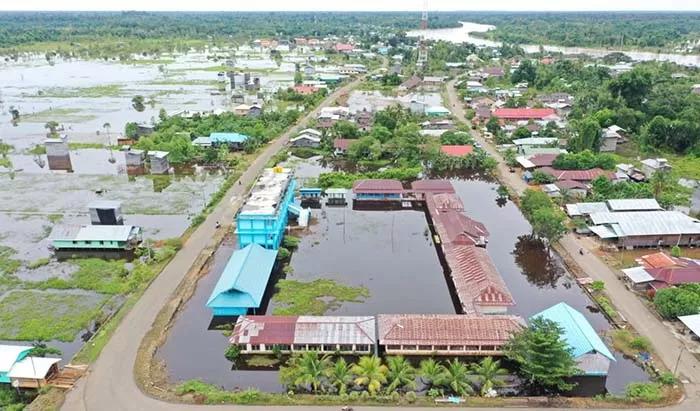 BELUM SURUT: Kondisi desa di Kecamatan Sembakung, Kabupaten Nunukan, yang diabadikan melalui udara, masih terendam banjir hingga Senin (18/1).