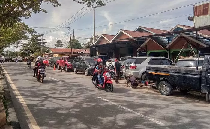 BANDEL: Pemilik bengkel mobil di Jalan Jelarai, Tanjung Selor belum menertibkan mobil yang berderet di badan jalan, Senin (18/1).