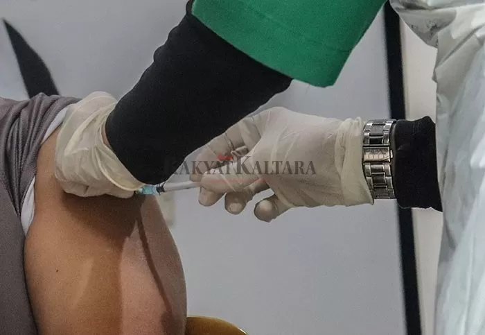 VAKSINASI: Petugas kesehatan memberikan suntikan vaksin Covid-19 Sinvoc kepada penerima, pada 14 Januari lalu di Puskesmas Tanjung Selor.