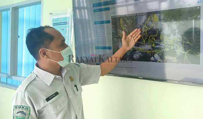 PANTAUAN SATELIT: Kepala Kantor BMKG Tanjung Harapan, Muhammad Sulam Khilmi memperlihatkan prakiraan cuaca yang terjadi di Tanjung Selor.