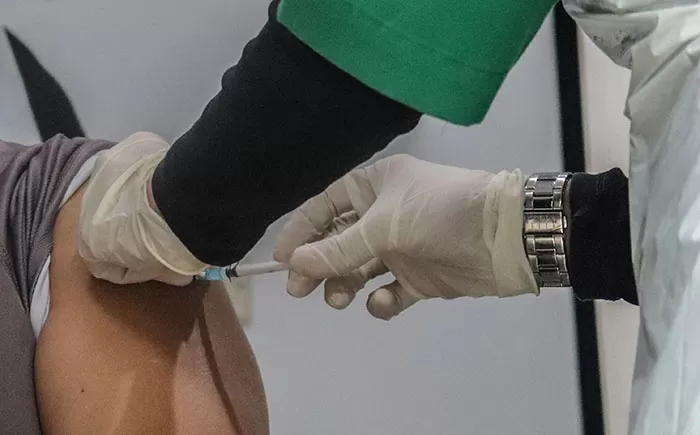 VAKSINASI: Penerima vaksin Sinovac yang disuntik tenaga kesehatan pada 14 Januari lalu.