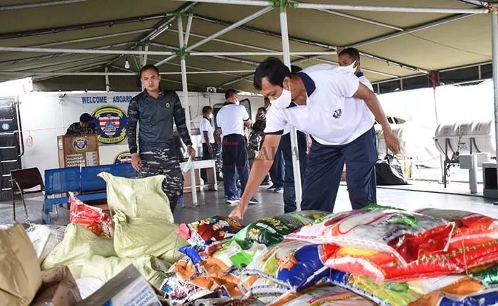 SALURKAN BANTUAN: KRI Fatahillah-361 menyalurkan bantuan kebutuhan pokok bagi korban bencana gempa bumi di Mamuju, Sulawesi Barat, Jumat (22/1).