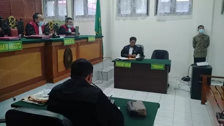 BACAKAN PEMBELAAN: Muhammad Alexander mengikuti persidangan yang digelar secara langsung dan virtual, di Pengadilan Negeri Tarakan, Jumat (22/1) lalu.