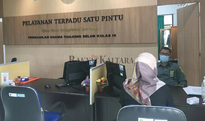 LAYANAN PENGADILAN: Tampak suasana pelayanan di Kantor Pengadilan Agama Kelas IB Tanjung Selor, Senin (25/1). Kaum perempuan mendominasi gugat cerai di Pengadilan ini.