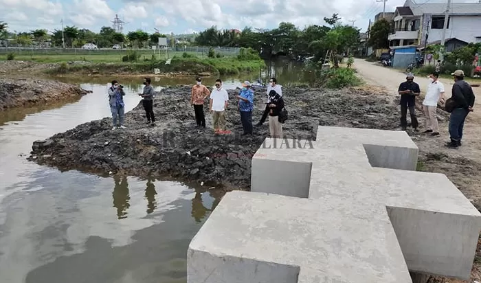 PEMBANGUNAN KANAL: Rombongan dari Komisi III DPRD Kaltara dan Dinas PUPR Perkrim Kaltara meninjau pembangunan kanal di samping Bandara Juwata Tarakan, Kamis (4/2).