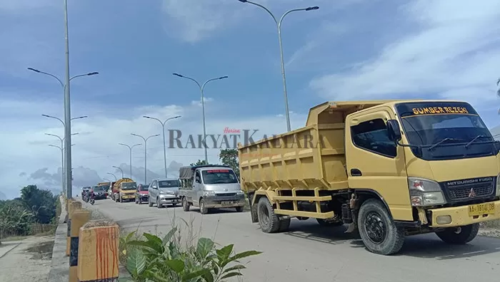JALUR ALTERNATIF : Hari ketiga hiruk-pikuk kendaraan di Jalan Meranti, Jumat (5/2) pasca dijadikan jalur alternatif utama penghubung Tanjung Selor menuju Jalan Trans Kalimantan atau arah sebaliknya.