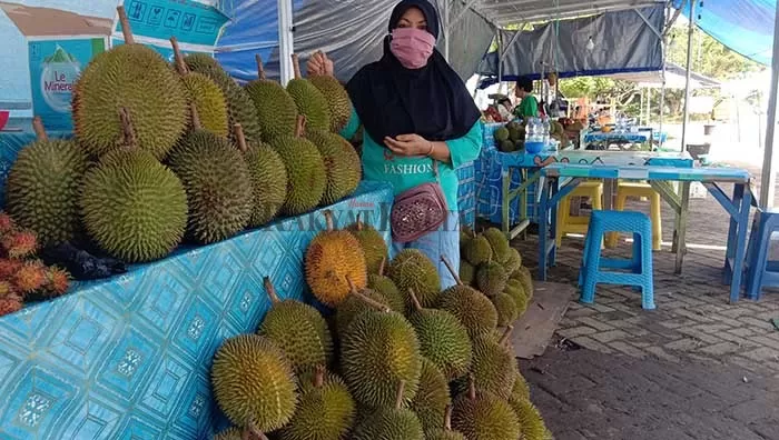 MUSIM DURIAN: Pedagang buah musiman menjajakan dagangannya di kawasan Kulteka, Jalan Sabanar Lama, Tanjung Selor, Jumat (5/2).