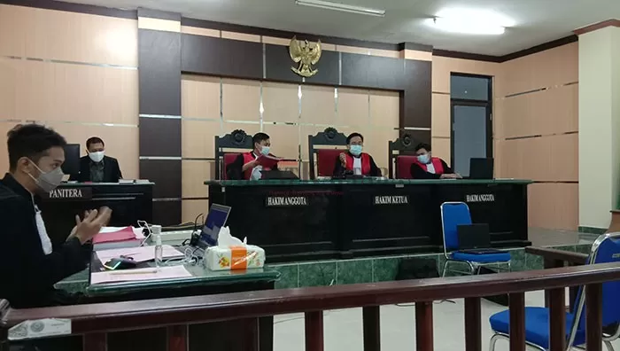 SIDANG DITUNDA: Majelis Hakim menunda sidang dengan terdakwa Iwan Setiawan Bin Ahmad dalam perkara Informasi Transaksi Elektronik (ITE), Senin (8/2).