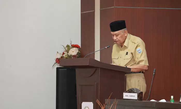 TANGGAPI RAPERDA: Wakil Gubernur Kaltara H Udin Hianggio saat memberikan tanggapan atas nota penjelasan 3 Raperda inisiatif DPRD Kaltara.