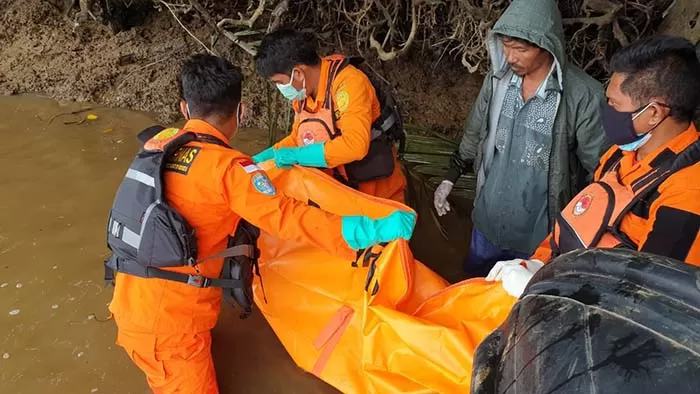 DIEVAKUASI: Korban tenggelam di Sungai Sekatak ditemukan sudah tak bernyawa, sekitar pukul 15.30 Wita, Sabtu (13/2).