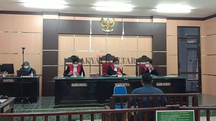 SIDANG TAHAP KEDUA: Pembacaan surat dakwaan kepada terdakwa IS atas kasus pencemaran nama baik mantan Gubernur Kaltara Irianto Lambrie, Senin (15/2) di Pengadilan Negeri Tanjung Selor.