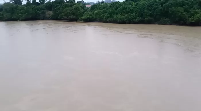 DIDUGA TERCEMAR: Sungai Malinau yang diduga tercemar karena limbah perusahaan tambang.
