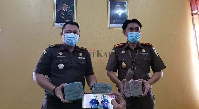 BAYAR DENDA: Kejari Nunukan Yudi Prihastoro (kanan) didampingi Kasi Pidsus Ricky Rangkuti mempelihatkan uang pembayaran denda.